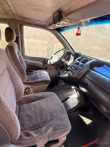 Mercedes V 220-8