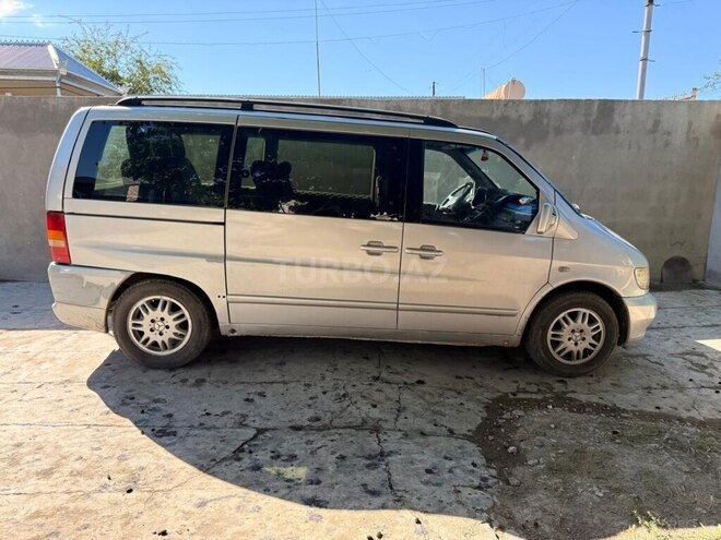 Mercedes V 220-3