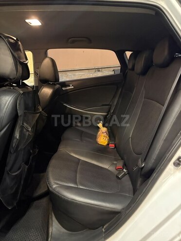 Hyundai Accent-11
