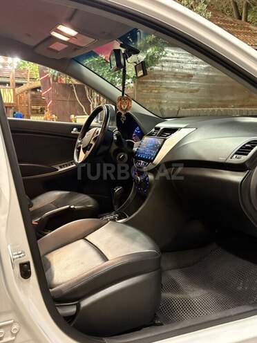 Hyundai Accent-12