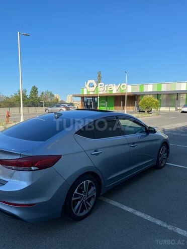 Hyundai Elantra-9