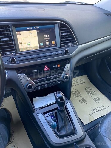 Hyundai Elantra-12
