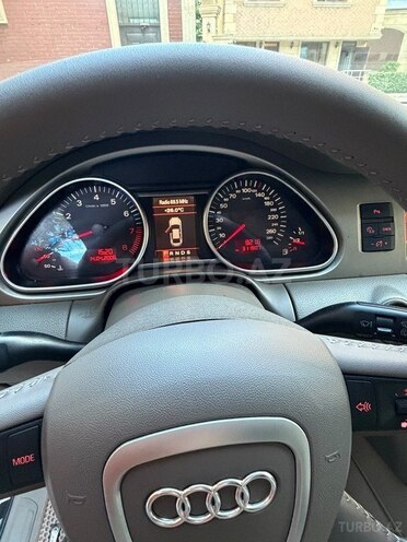 Audi Q7-6