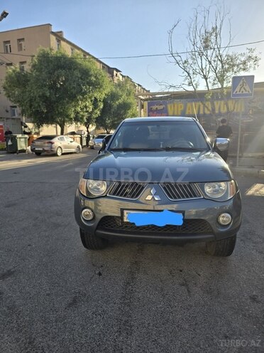 Mitsubishi L200-1