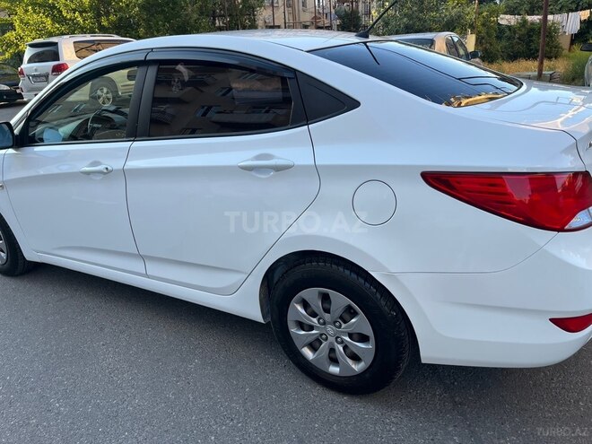Hyundai Accent-4