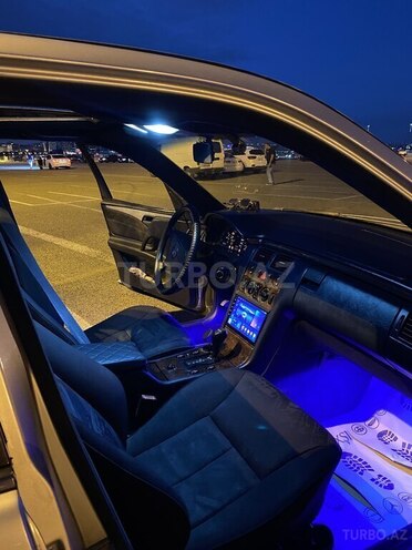 Mercedes E 230-11