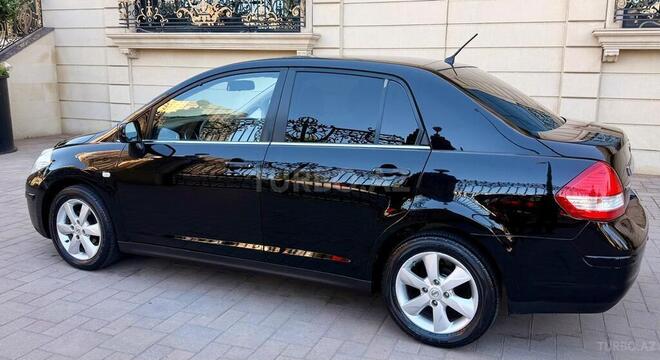Nissan Tiida-10