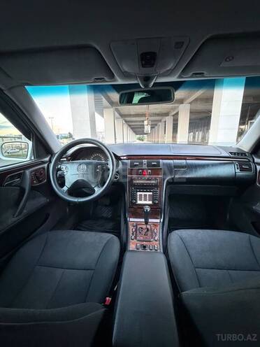 Mercedes E 240-13