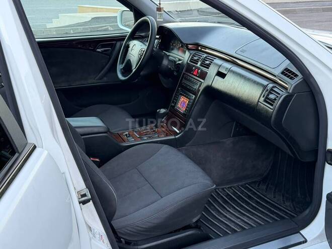 Mercedes E 240-17