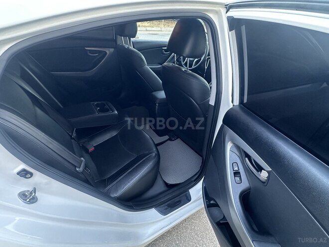 Hyundai Elantra-12