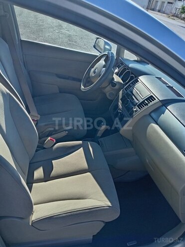 Nissan Tiida-12