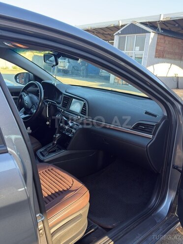 Hyundai Elantra-5