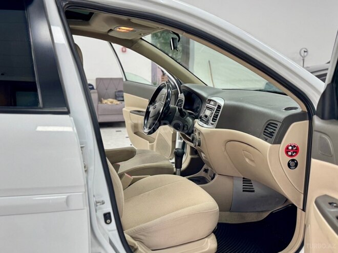 Hyundai Accent-16