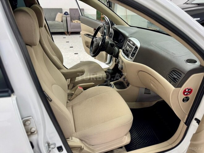 Hyundai Accent-21