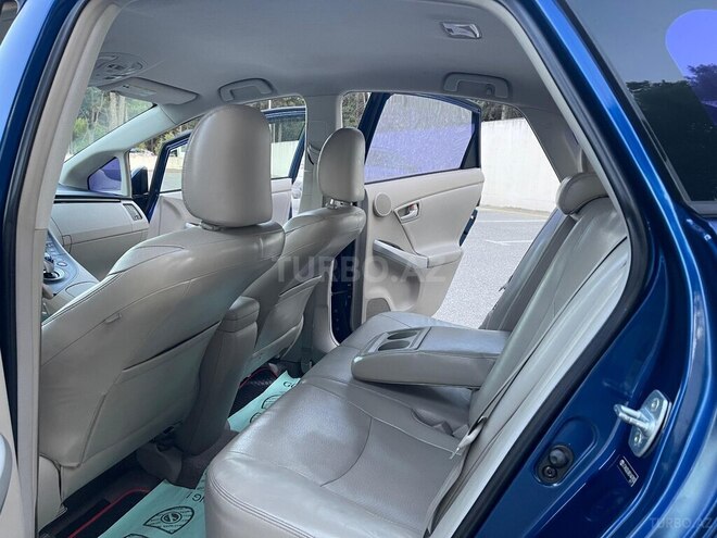 Toyota Prius-12