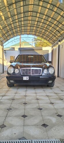Mercedes E 240-1