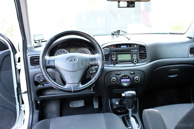 Hyundai Accent-11