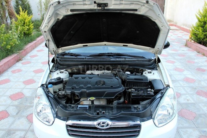 Hyundai Accent-12
