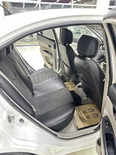 Hyundai Accent-11