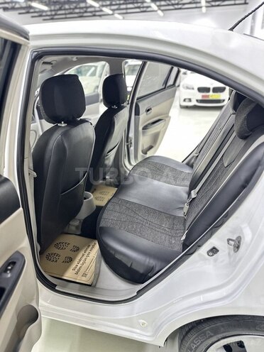 Hyundai Accent-12