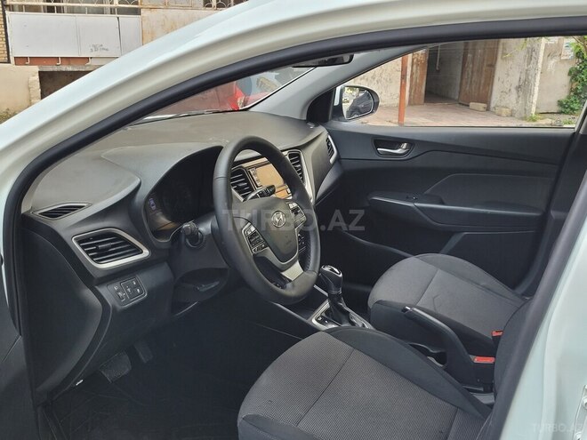 Hyundai Accent-11