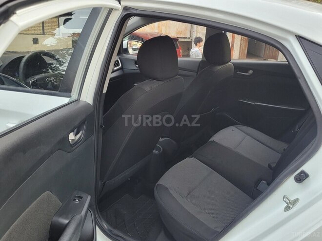 Hyundai Accent-12