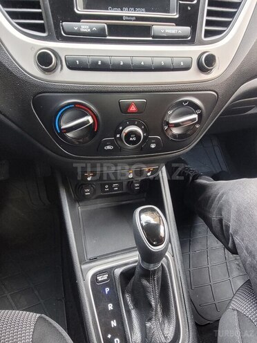 Hyundai Accent-15