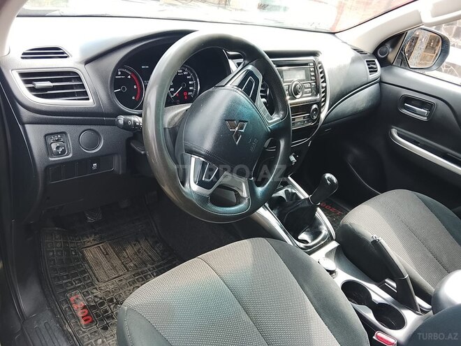 Mitsubishi L200-10