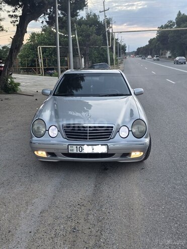 Mercedes E 240-1