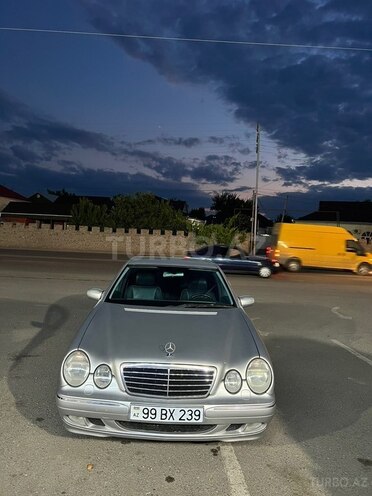 Mercedes E 270-1