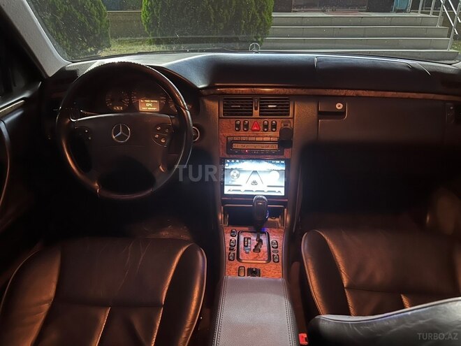 Mercedes E 270-11