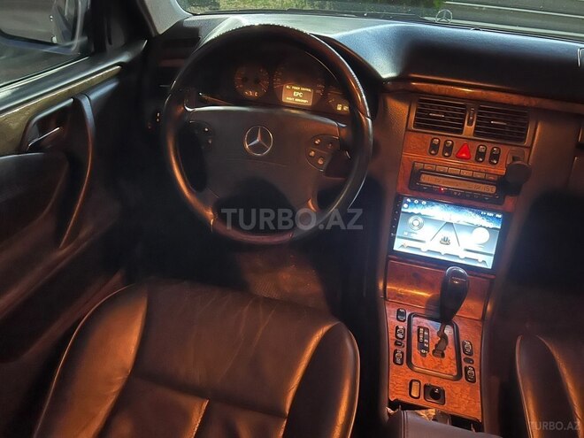 Mercedes E 270-9