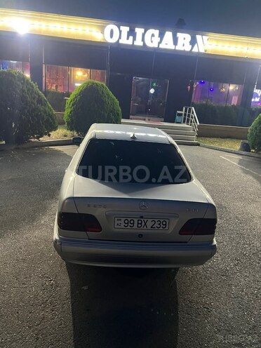 Mercedes E 270-17