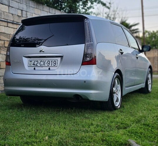 Mitsubishi Grandis-2