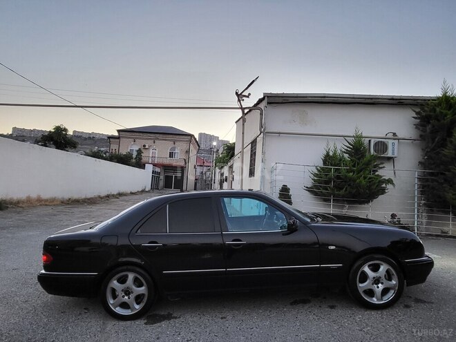 Mercedes E 280-11