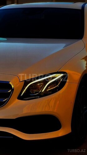 Mercedes E 220 d-3