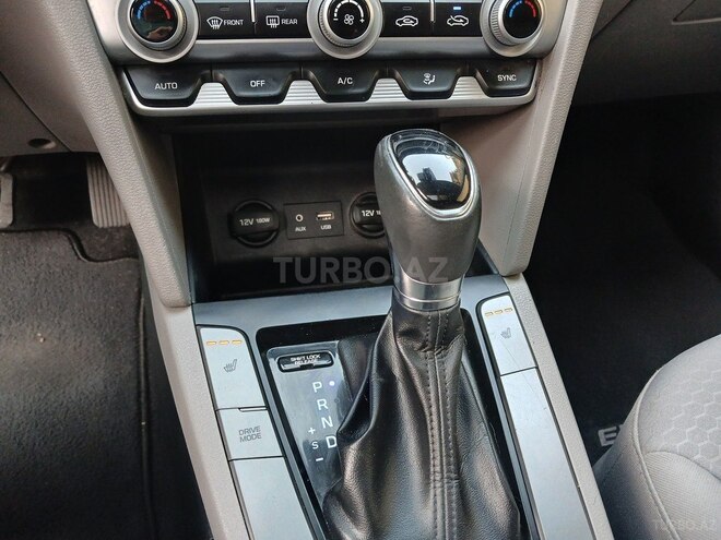 Hyundai Elantra-6