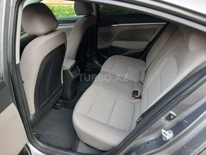 Hyundai Elantra-11