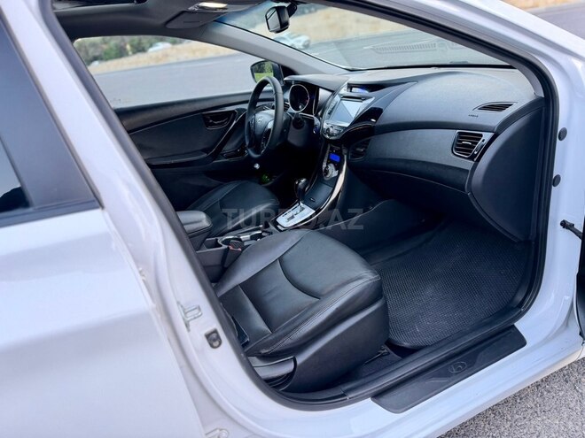 Hyundai Elantra-11