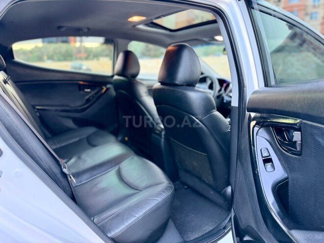 Hyundai Elantra-12