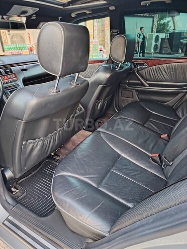 Mercedes E 320-9
