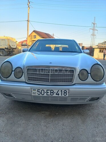 Mercedes E 240-1