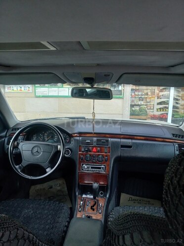 Mercedes E 240-2