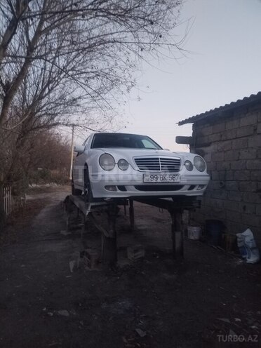 Mercedes E 240-1