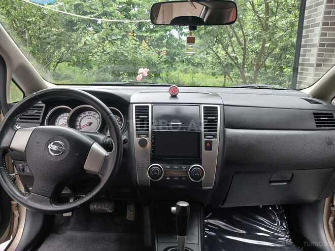 Nissan Tiida-13