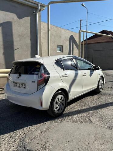Toyota Aqua-5