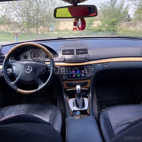 Mercedes E 270-9