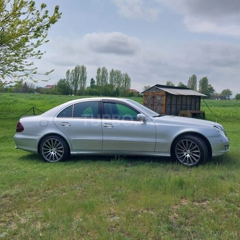 Mercedes E 270-8