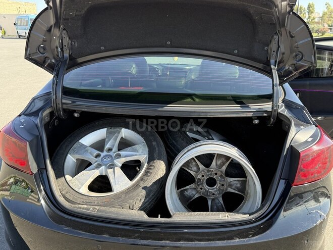 Hyundai Elantra-13