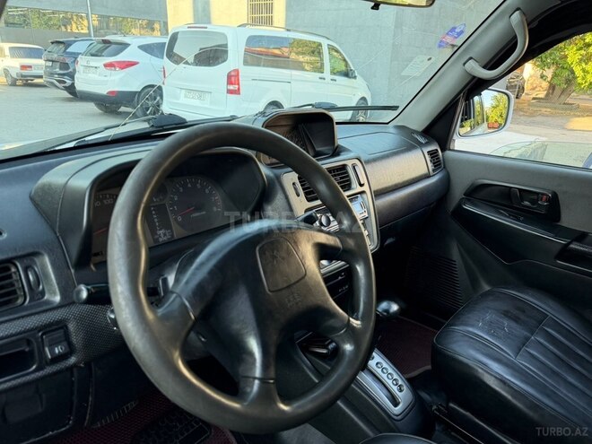 Mitsubishi Pajero io-7